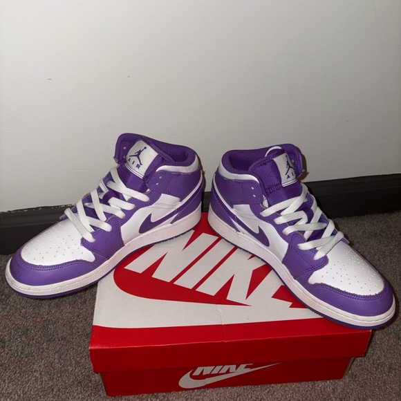 Air Jordan 1 Mid GS 'Purple Venom' - Picture 2 of 4